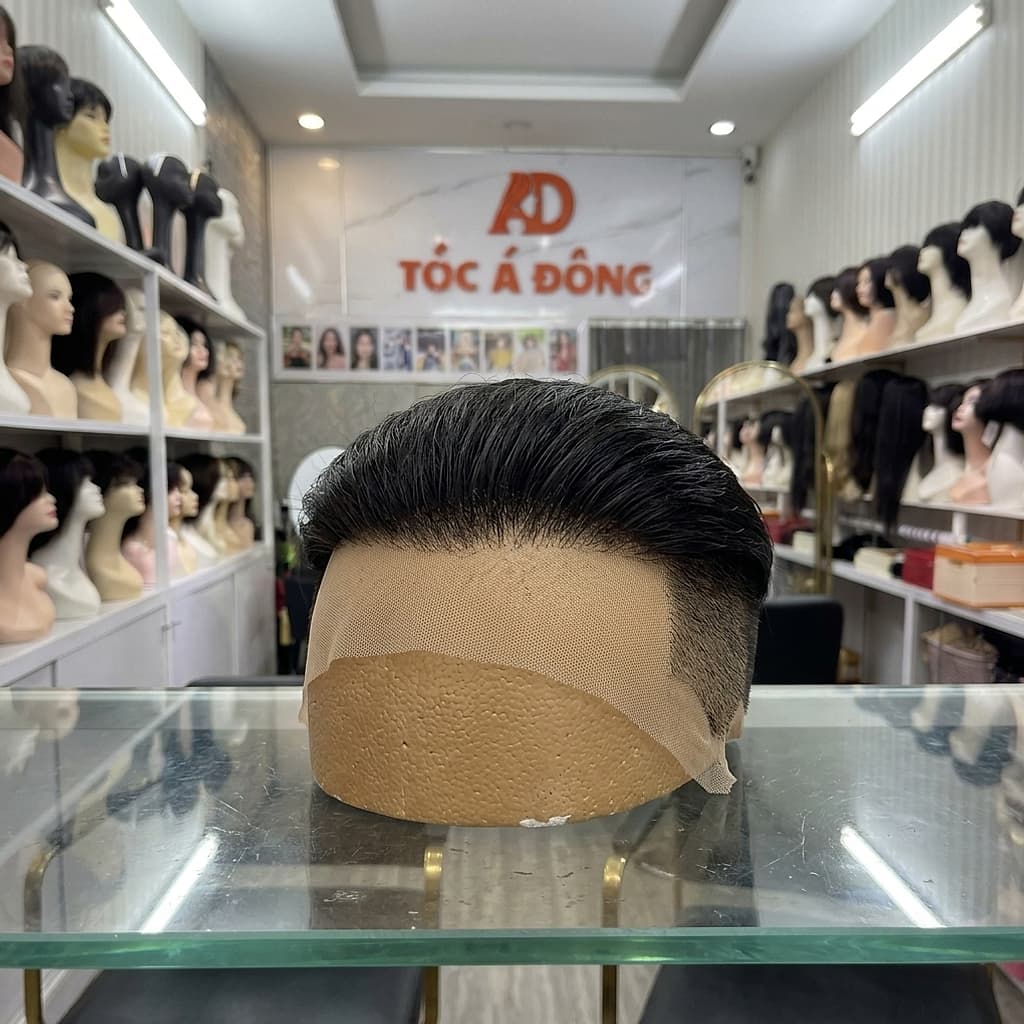 Cận cảnh quy trình dán màng siêu da đầu và cắt tỉa form undercut cực nét bởi chuyên gia Tóc Á Đông.